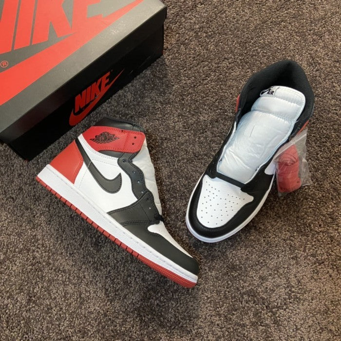 Air Jordan 1 Retro High Black Toe