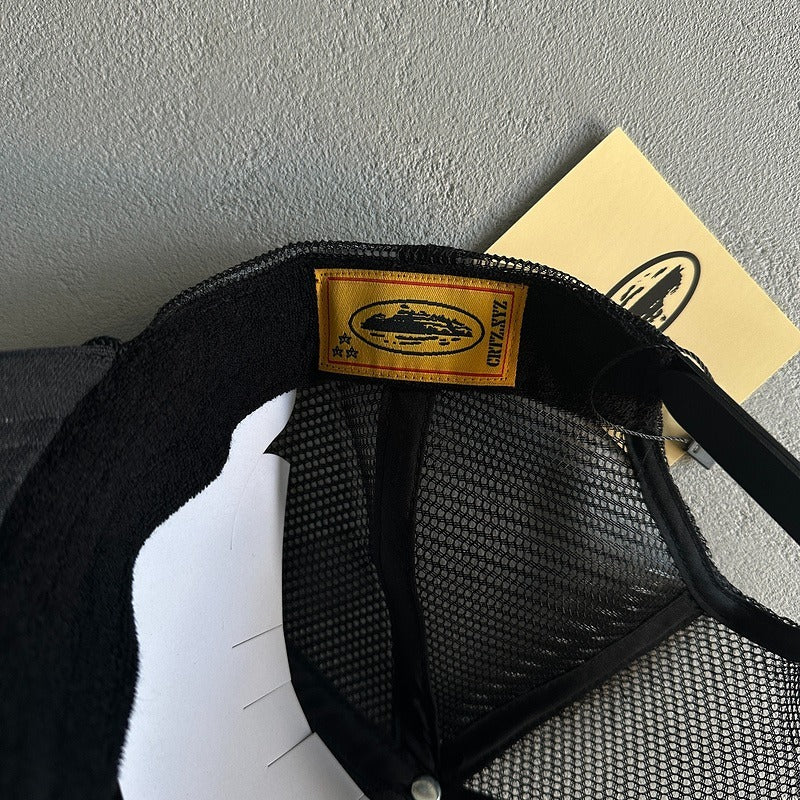 ALCATRAZ PREMIUM/PUFF PRINT TRUCKER HAT - Corteiz